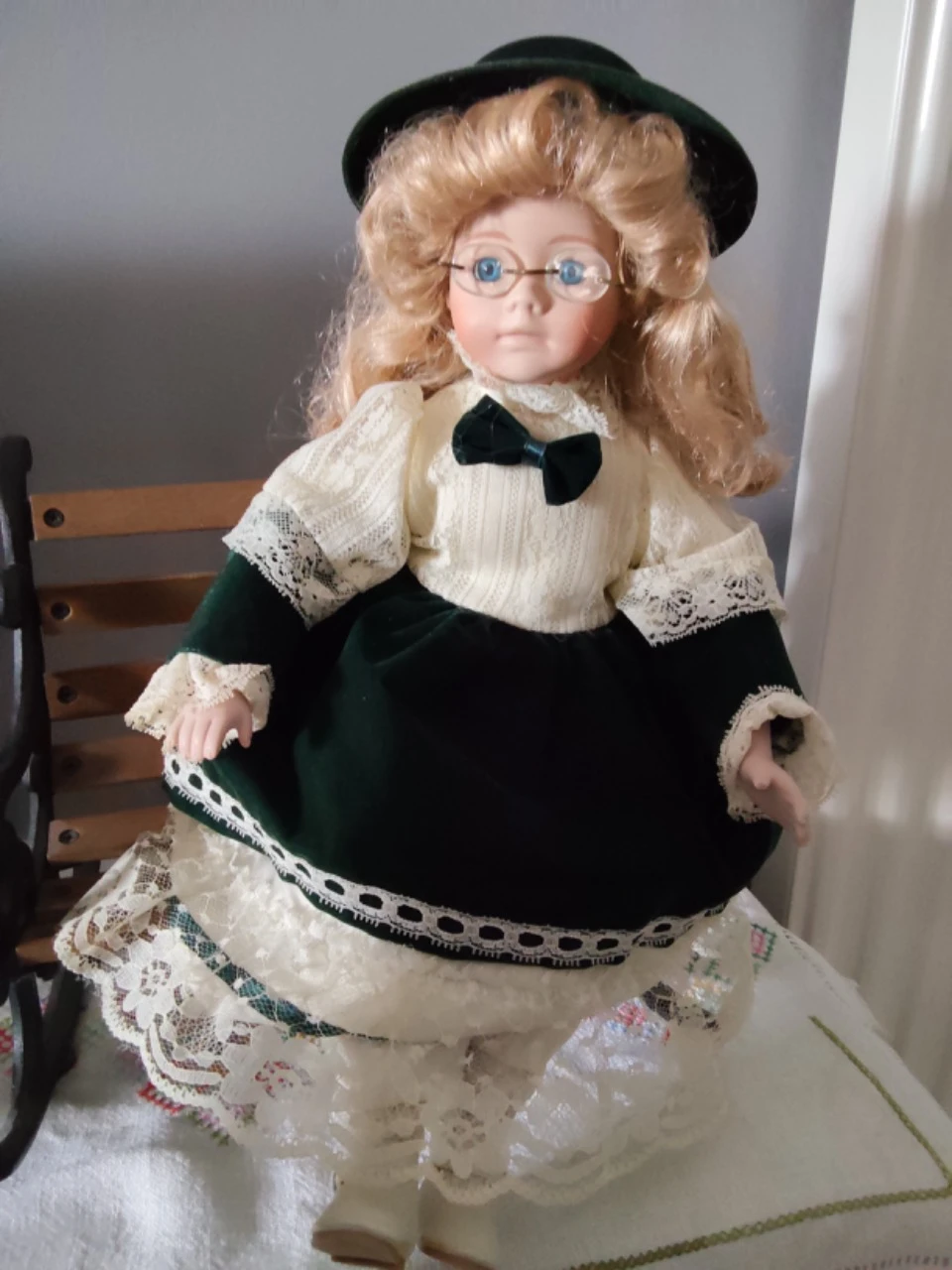 Vintage decoratieve pop (+ rieten stoel) – photo 4